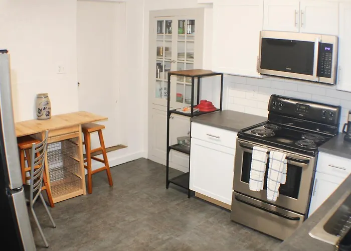 Urban Oasis - 3br 2ba - View- Private Parking Apartment
