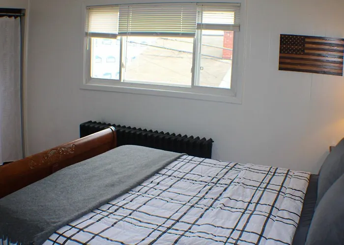Urban Oasis - 3br 2ba - View- Private Parking Apartment Pittsburgh