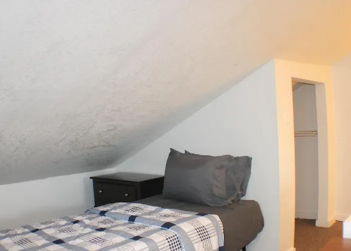 Apartment Urban Oasis - 3br 2ba - View- Private Parking Pittsburgh