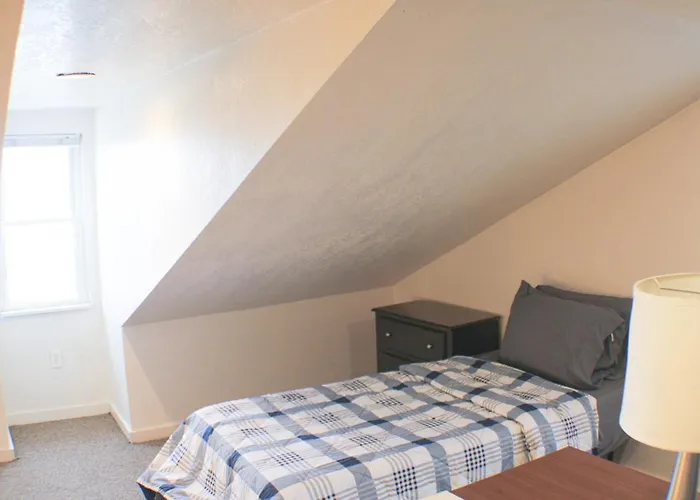Urban Oasis - 3br 2ba - View- Private Parking Apartment Pittsburgh