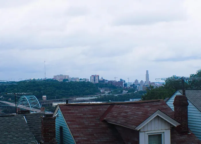 Urban Oasis - 3br 2ba - View- Private Parking Apartment