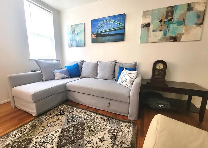 Urban Oasis - 3br 2ba - View- Private Parking Apartment Pittsburgh